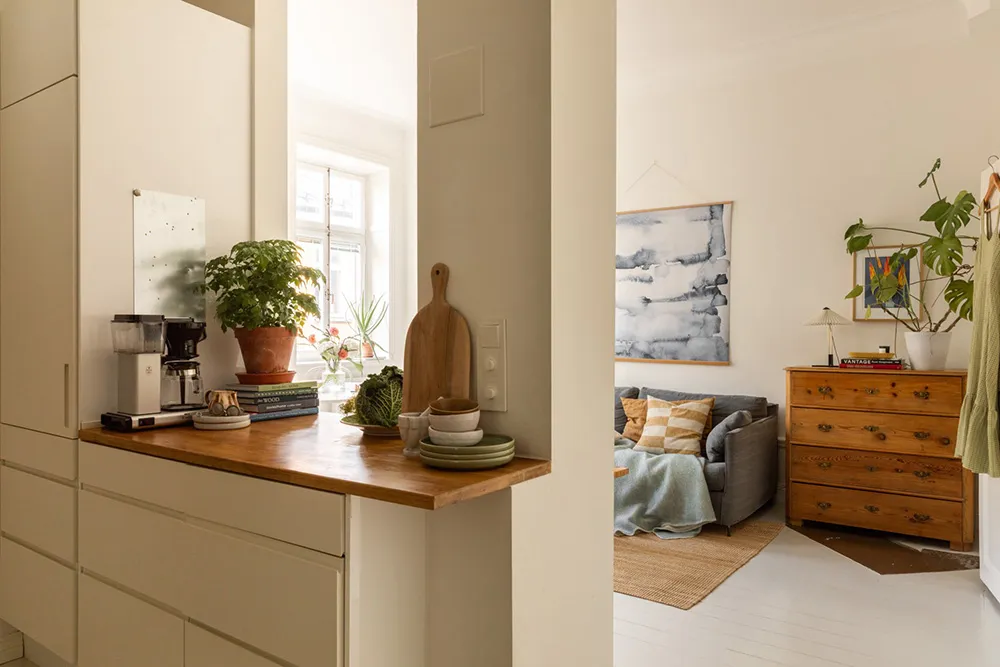 Белый интерьер с синими акцентами: маленькая двушка в Швеции (31 кв. м) - Gallery image 11