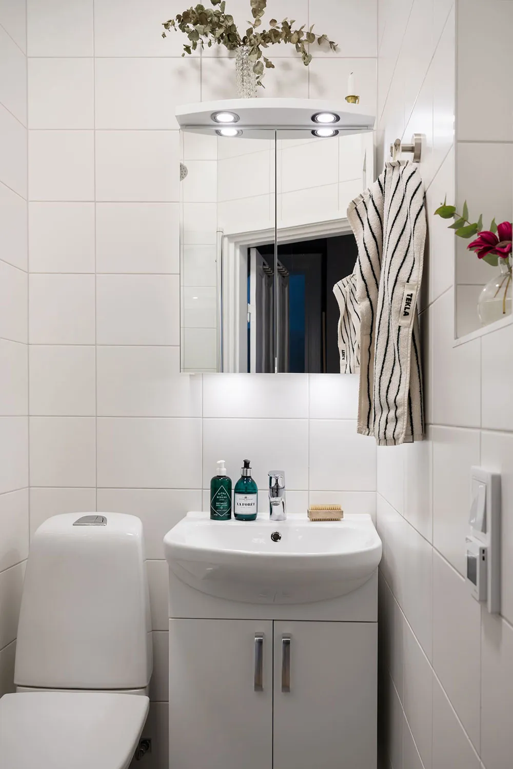 Приємний скандинавський інтер'єр у білих та зелених відтінках (57 кв. м) - Gallery image 20