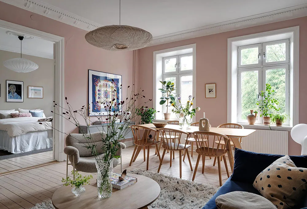 Różowa salon z niebieskim sofą: uroczy skandynawski mieszkanie w centenowym domu (105 m²) - Gallery image 2