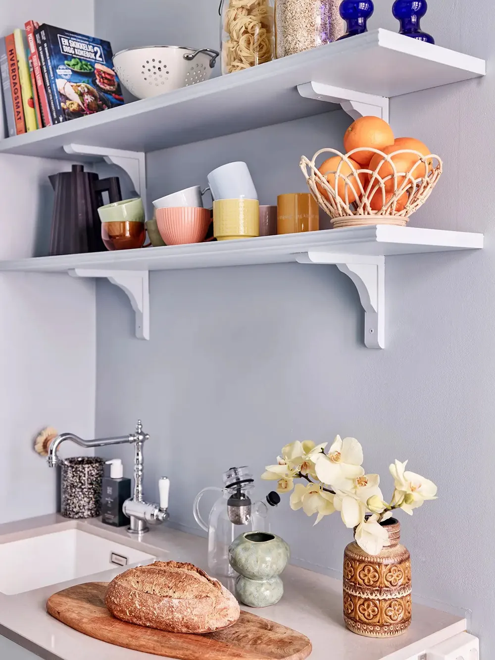 Teintes bleues et accents colorés : intérieur joyeux à Oslo - Gallery image 8