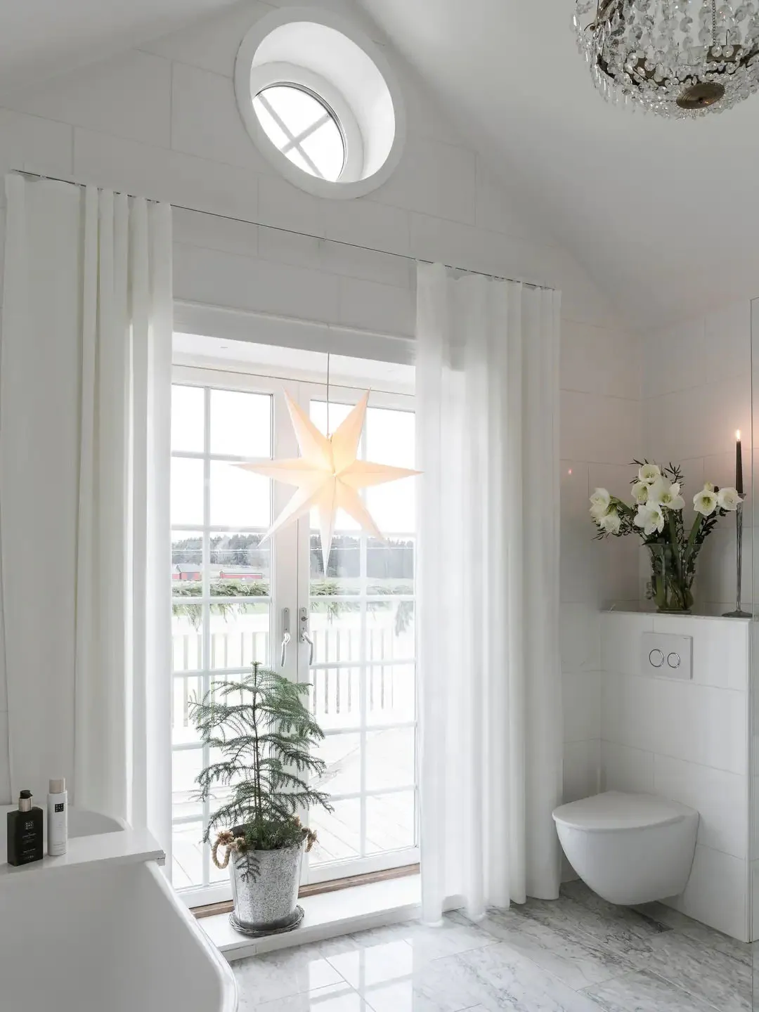 Maison suédoise blanche décorée pour les fêtes de fin d'année - Gallery image 13