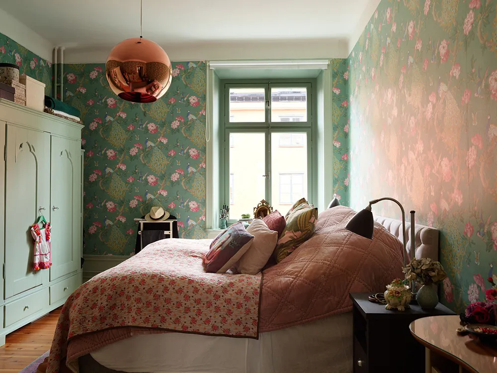 Незвичайні фарби та квіткові мотиви: радісний інтер’єр у Стокгольмі - Gallery image 28
