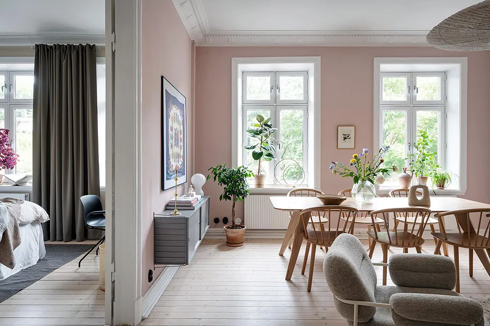 Różowa salon z niebieskim sofą: uroczy skandynawski mieszkanie w centenowym domu (105 m²) - Gallery image 6