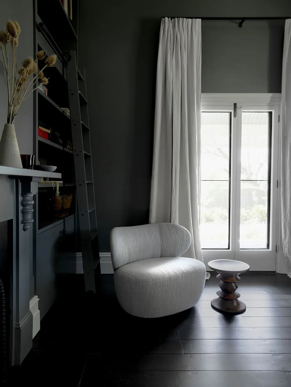 Изящный черно-белый интерьер большого дома с историей в Австралии - Gallery image 5