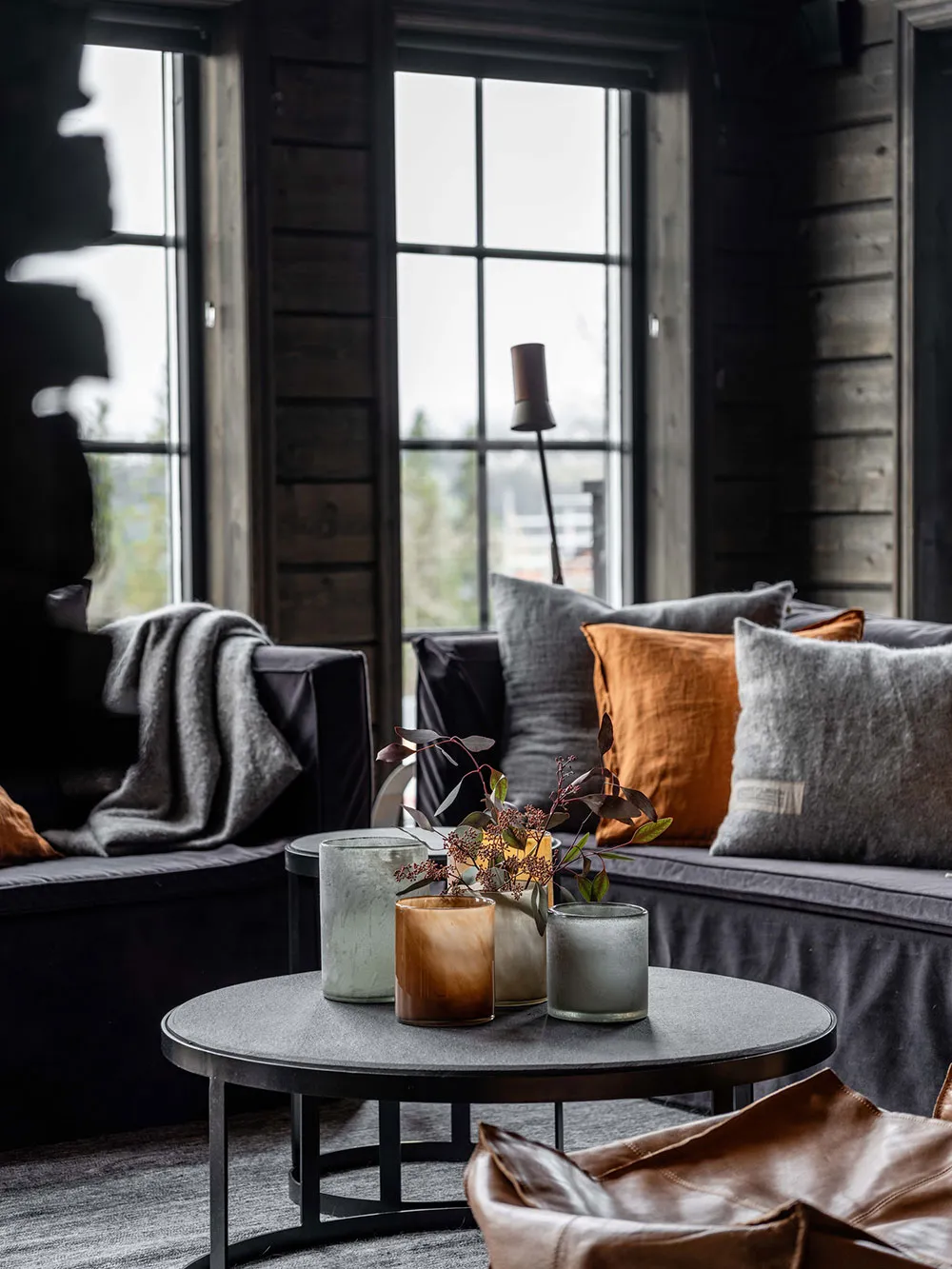 Chalet scandinave dans des tons sombres - Gallery image 4