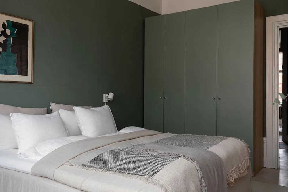 Приємний скандинавський інтер'єр у білих та зелених відтінках (57 кв. м) - Gallery image 18