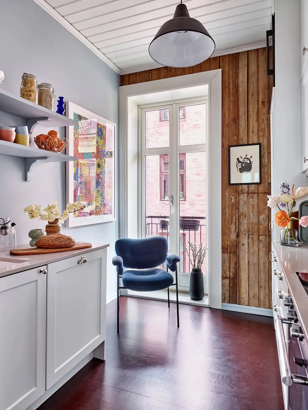 Teintes bleues et accents colorés : intérieur joyeux à Oslo - Gallery image 7