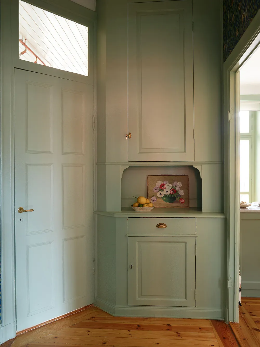 Незвичайні фарби та квіткові мотиви: радісний інтер’єр у Стокгольмі - Gallery image 10