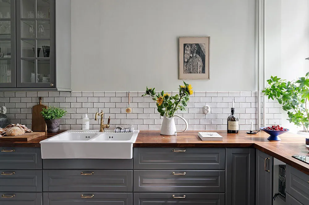 Różowa salon z niebieskim sofą: uroczy skandynawski mieszkanie w centenowym domu (105 m²) - Gallery image 25