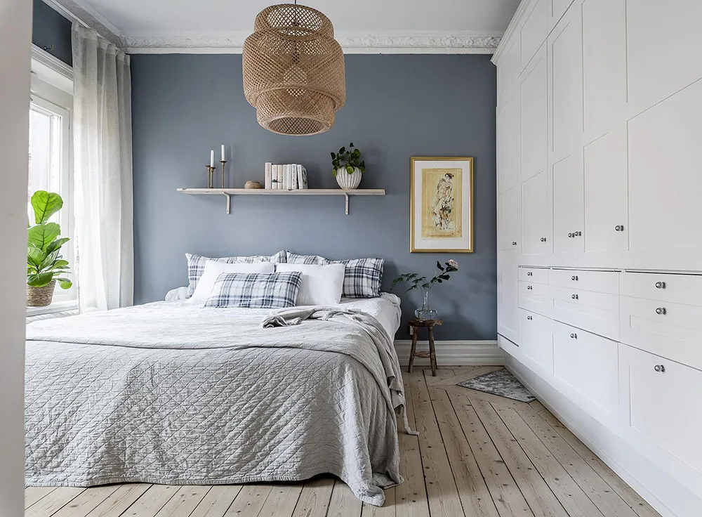 Light and Warm Living Room and Atmosphere Blue Bedroom: Apartment in Gothenburg (52 sqm) - Gallery image 9