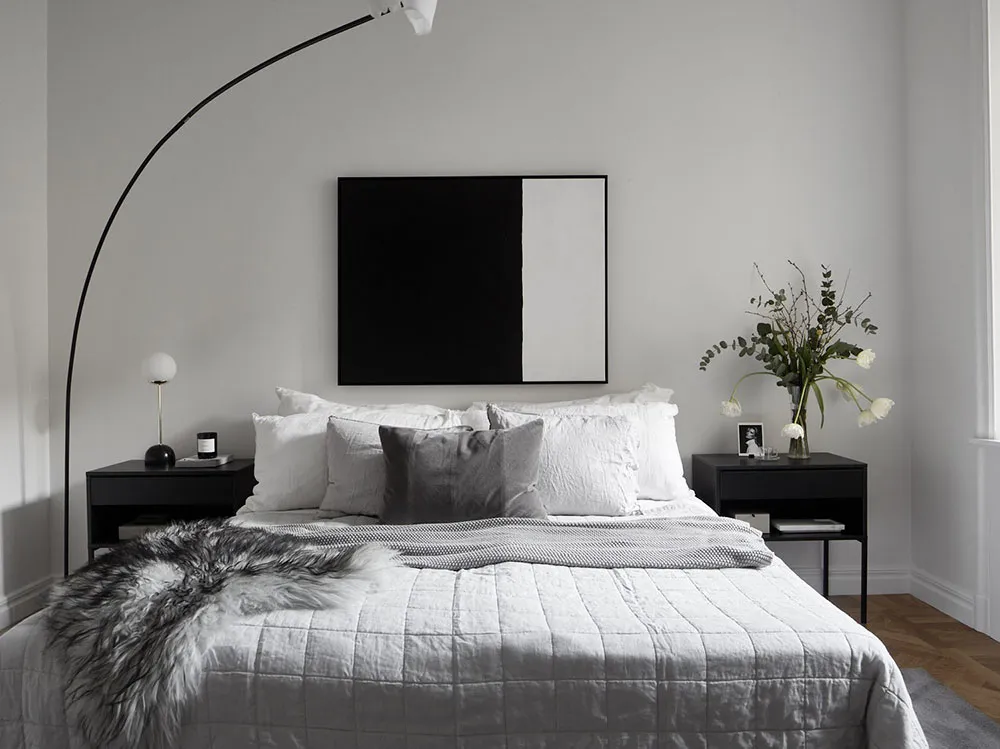 Heller skandinavischer Interior mit elegannten dunklen Akzenten - Gallery image 14