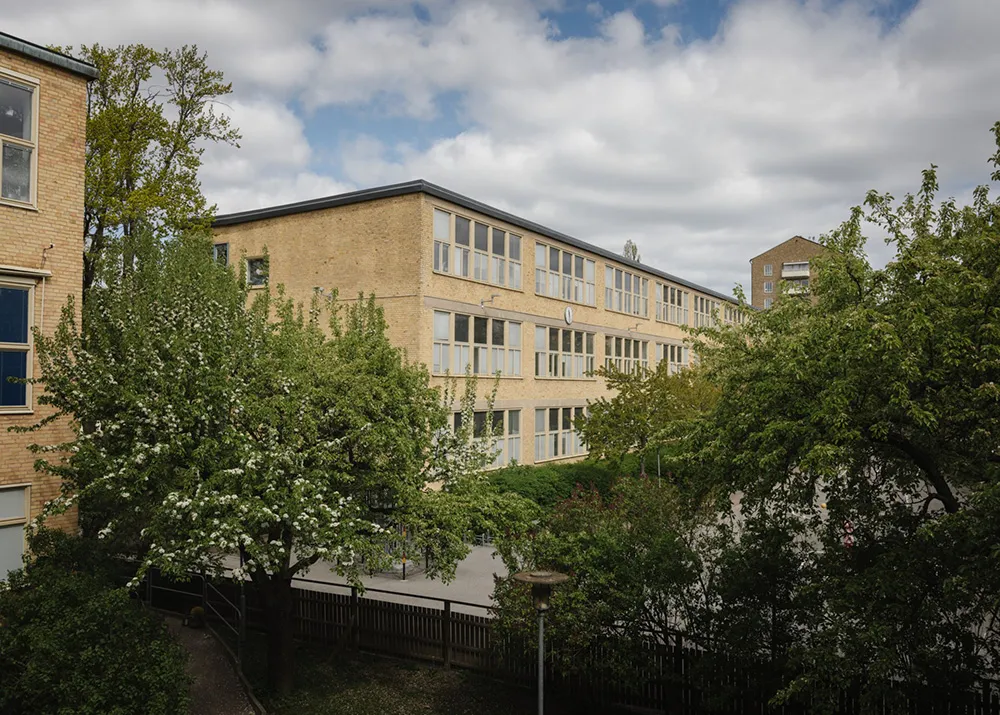 Żółta płytka i otwarty przestrzeń: mieszkanie w byłej szkole w Sztokholmie - Gallery image 29