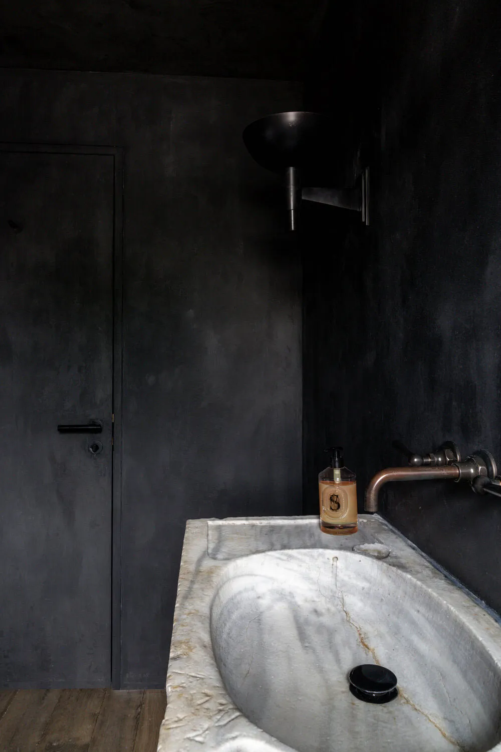 Naturalna piękno natury w mieszkaniu artysty w centrum Londynu - Gallery image 9