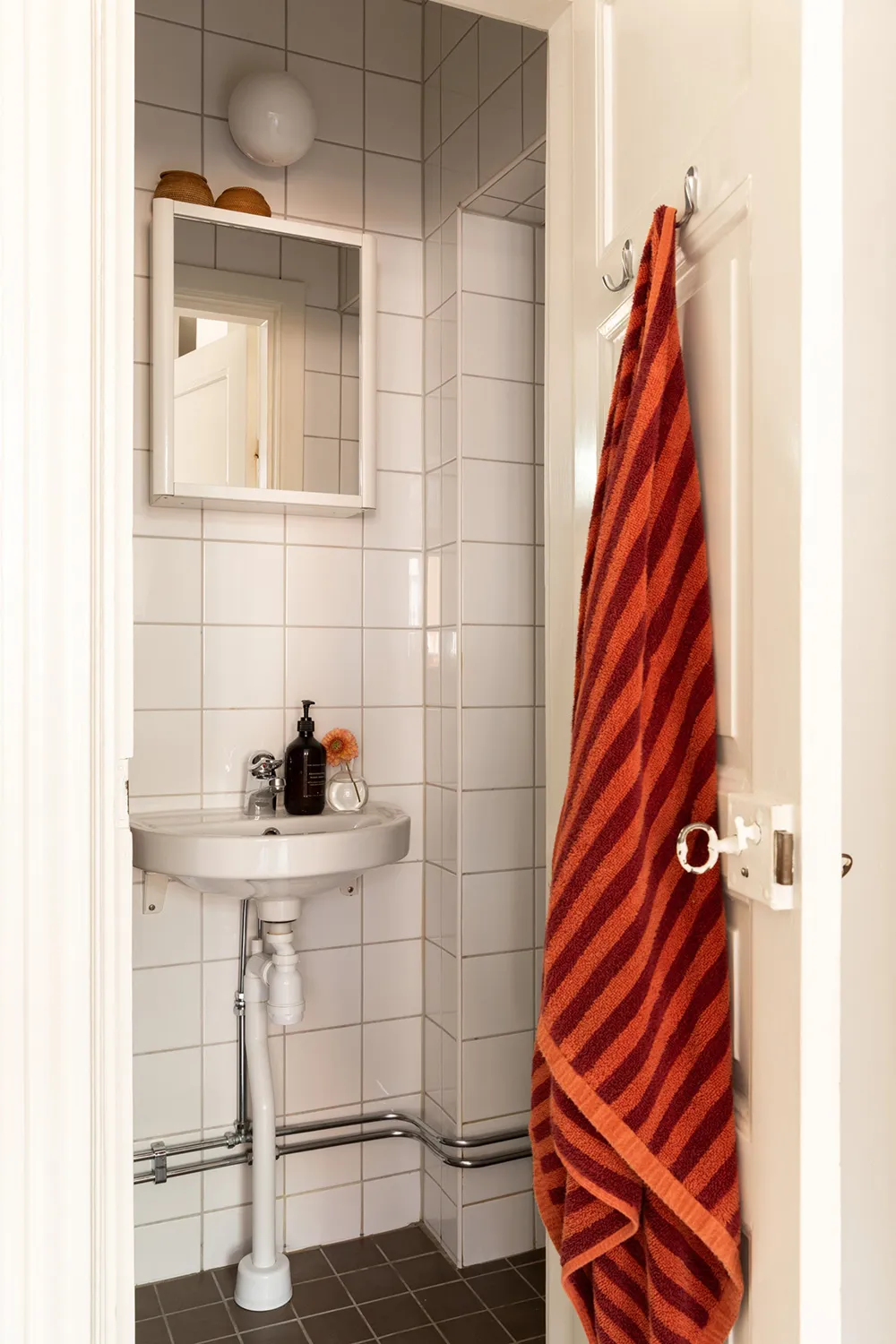 Белый интерьер с синими акцентами: маленькая двушка в Швеции (31 кв. м) - Gallery image 16