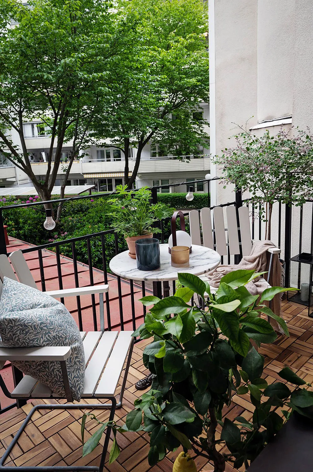 Różowa salon z niebieskim sofą: uroczy skandynawski mieszkanie w centenowym domu (105 m²) - Gallery image 21