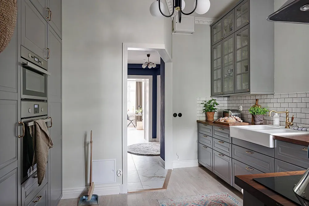 Różowa salon z niebieskim sofą: uroczy skandynawski mieszkanie w centenowym domu (105 m²) - Gallery image 26