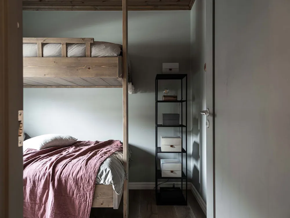 Chalet scandinave dans des tons sombres - Gallery image 12