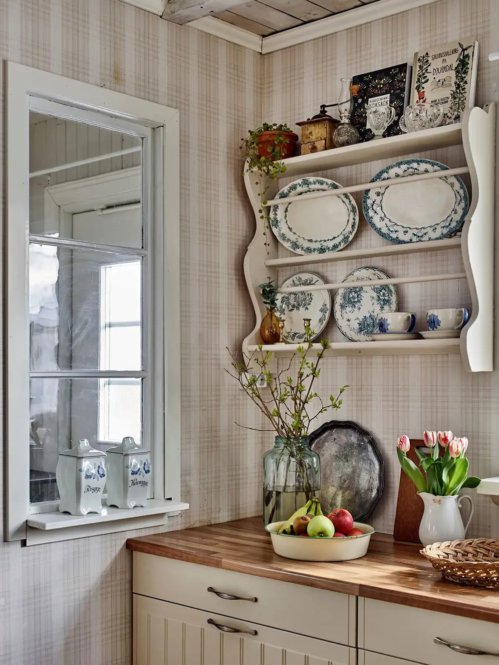 Стіни з обоями та знахідки з блошиних ринків: дача в Швеції - Gallery image 5