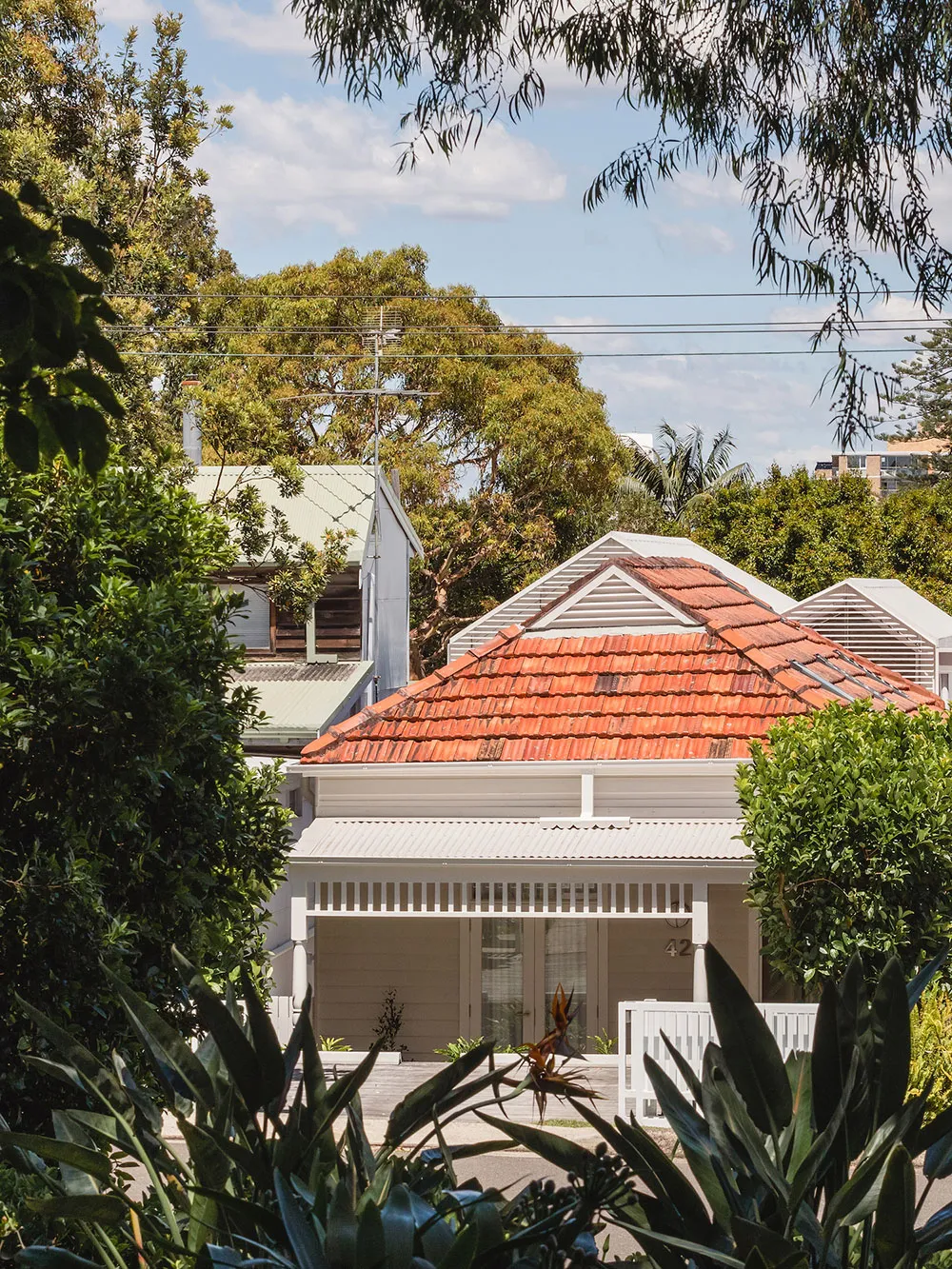 Éclairci et moderne intérieur dans l'ancienne cabane de pêche à Sydney - Gallery image 11