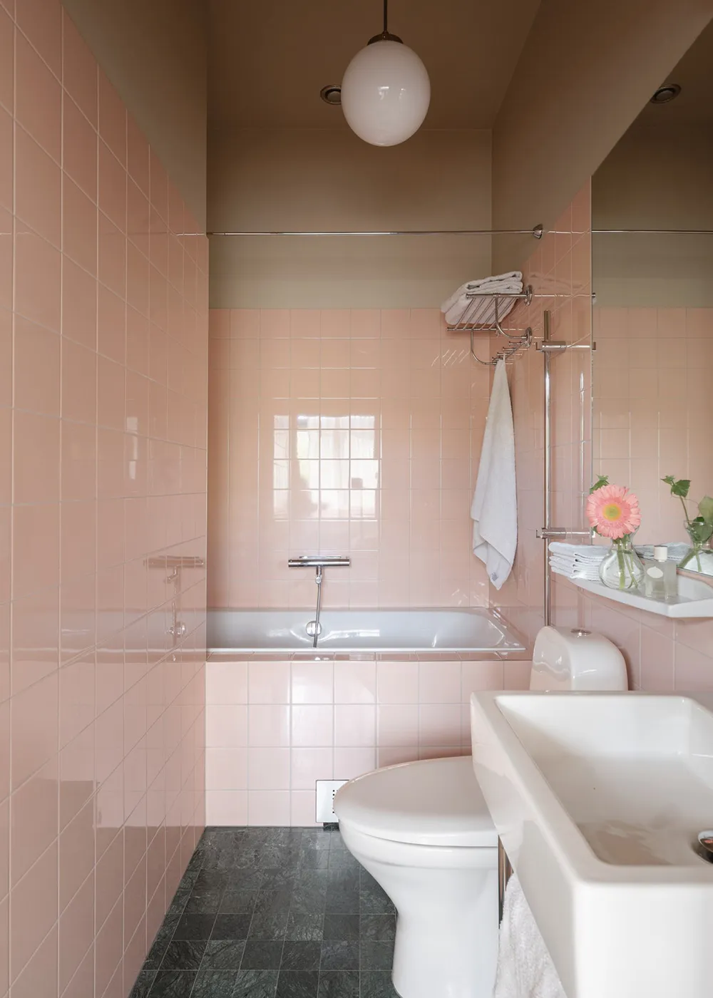 Żółta płytka i otwarty przestrzeń: mieszkanie w byłej szkole w Sztokholmie - Gallery image 15