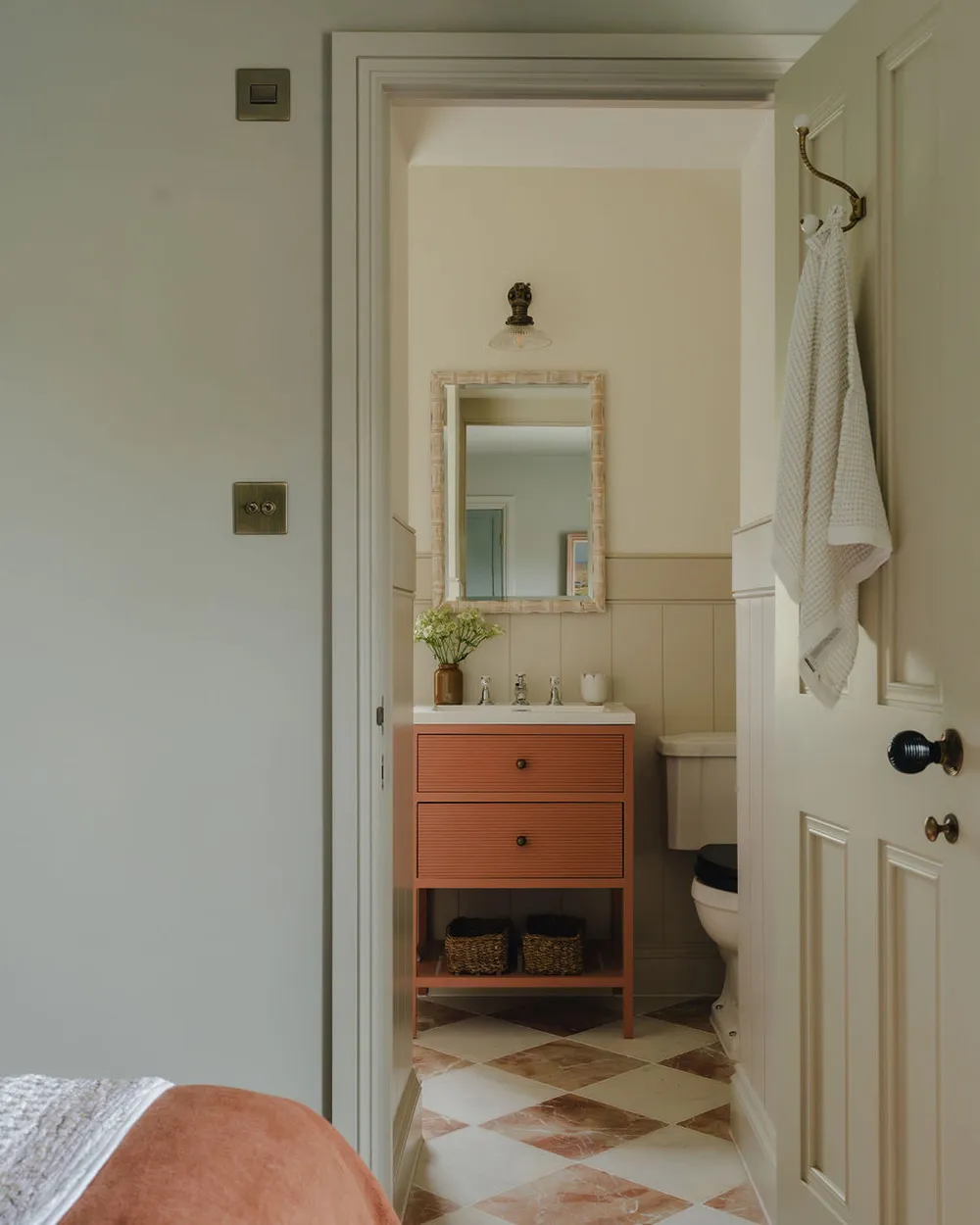 Старинный английский коттедж с красивыми и уютными интерьерами - Gallery image 37