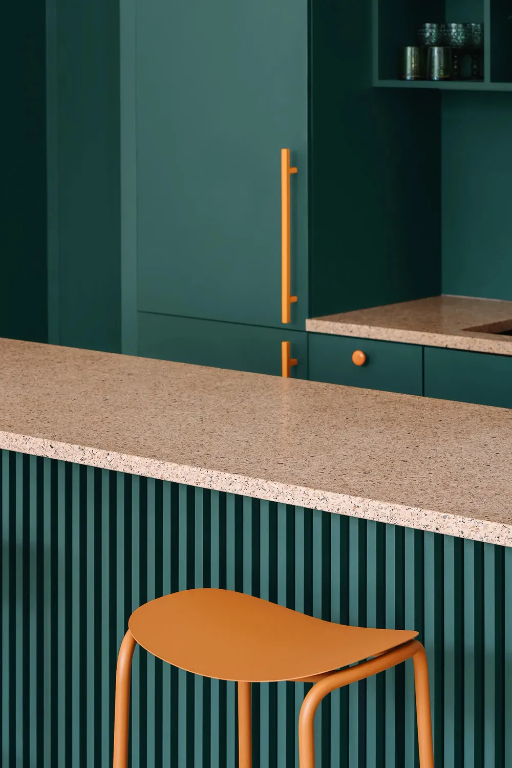 Cocina destacada, puertas vintage y techos altos: apartamento en Wrocław - Gallery image 7