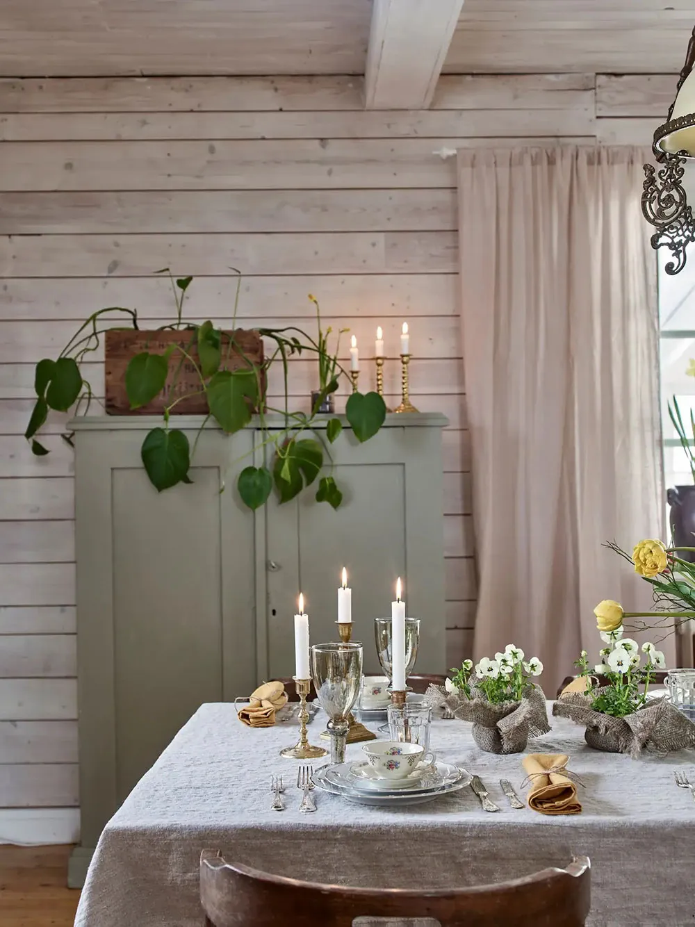 Стіни з обоями та знахідки з блошиних ринків: дача в Швеції - Gallery image 7