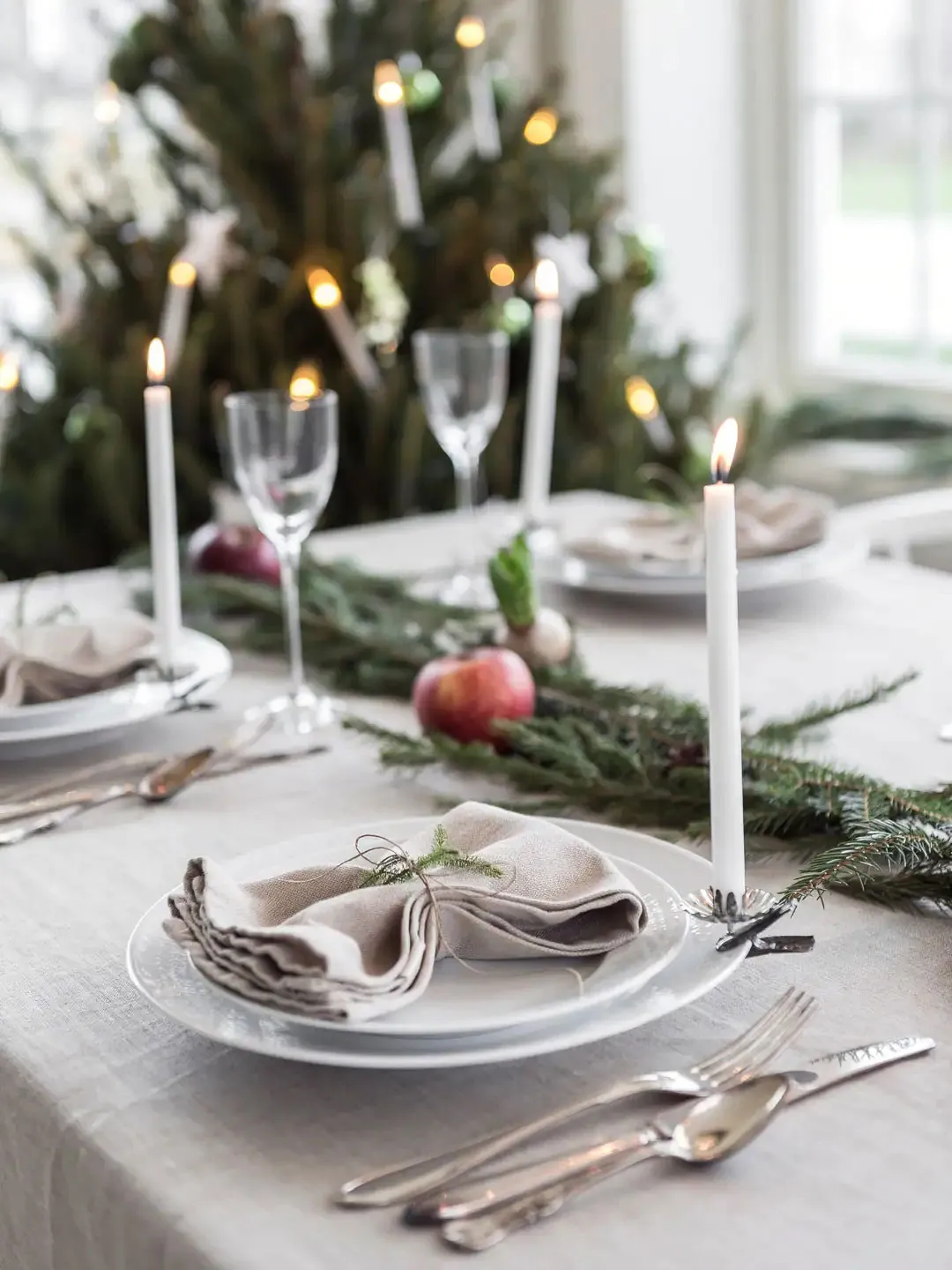 Maison suédoise blanche décorée pour les fêtes de fin d'année - Gallery image 17