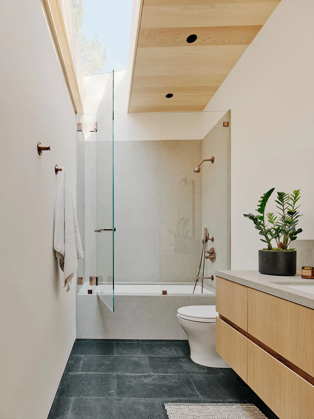 Grobheit dunkler Töne und Wärme natürlichen Holzes: Haus am Tahoe-See - Gallery image 19