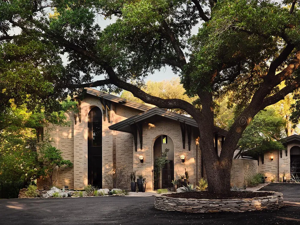 Elegancki dom mid century na tle natury: nowy projekt Joanny i Chipa Gains - Gallery image 26