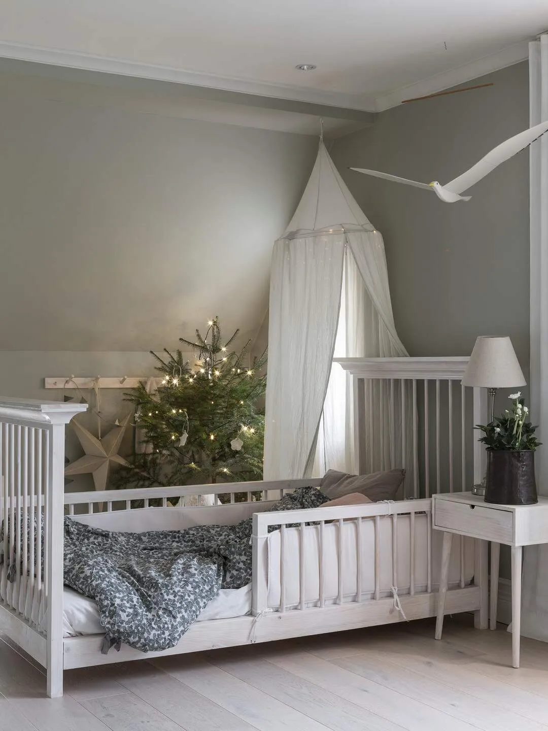 Maison suédoise blanche décorée pour les fêtes de fin d'année - Gallery image 15