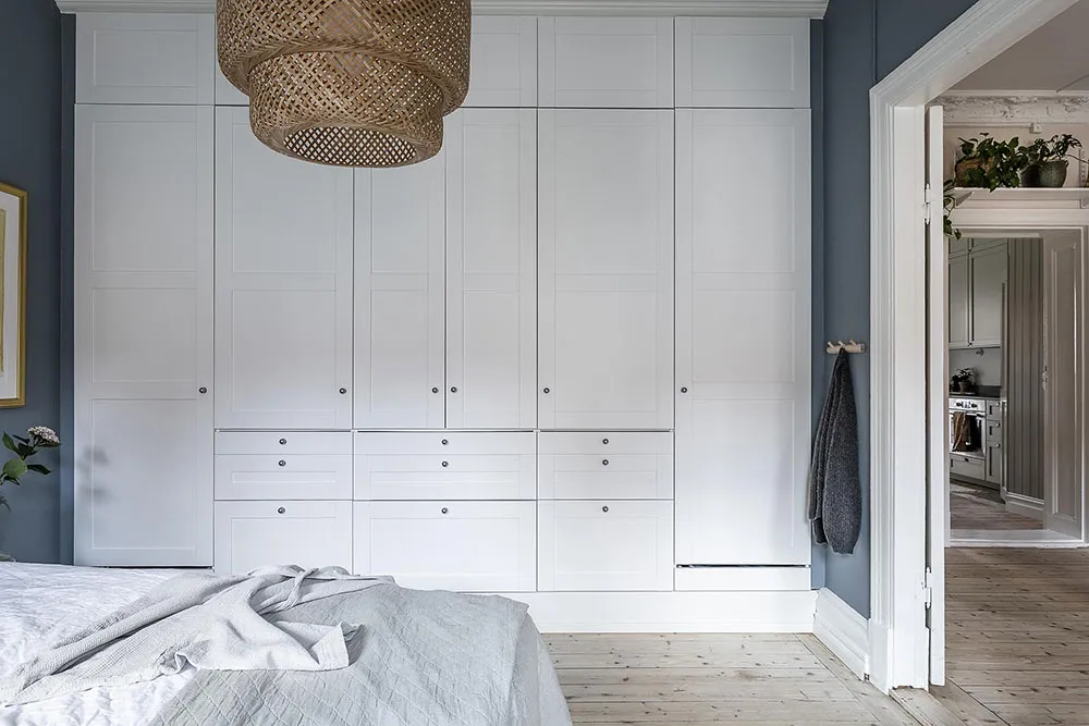 Light and Warm Living Room and Atmosphere Blue Bedroom: Apartment in Gothenburg (52 sqm) - Gallery image 10