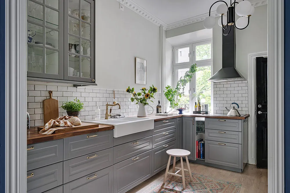 Różowa salon z niebieskim sofą: uroczy skandynawski mieszkanie w centenowym domu (105 m²) - Gallery image 23