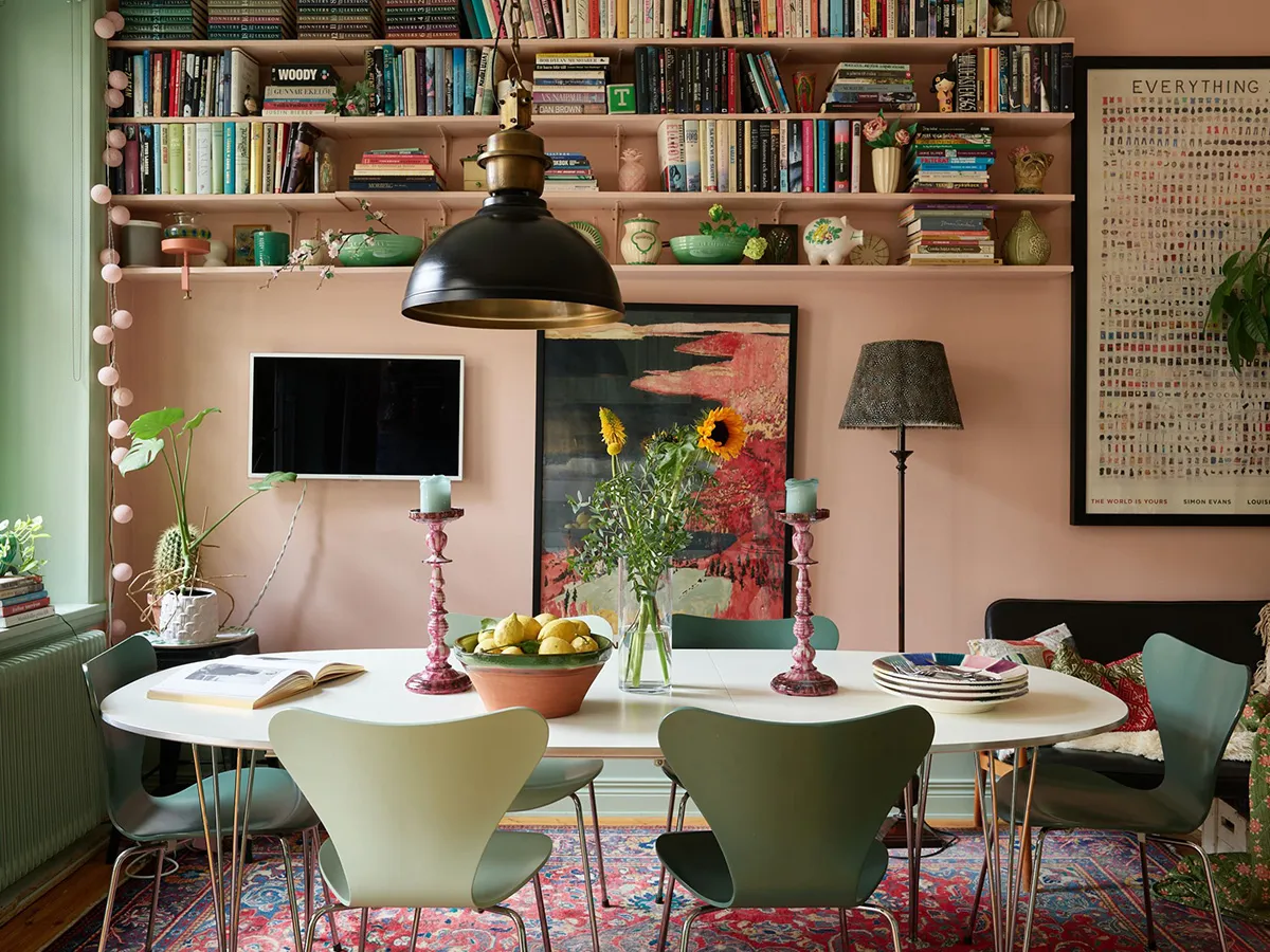 Незвичайні фарби та квіткові мотиви: радісний інтер’єр у Стокгольмі - Gallery image 2