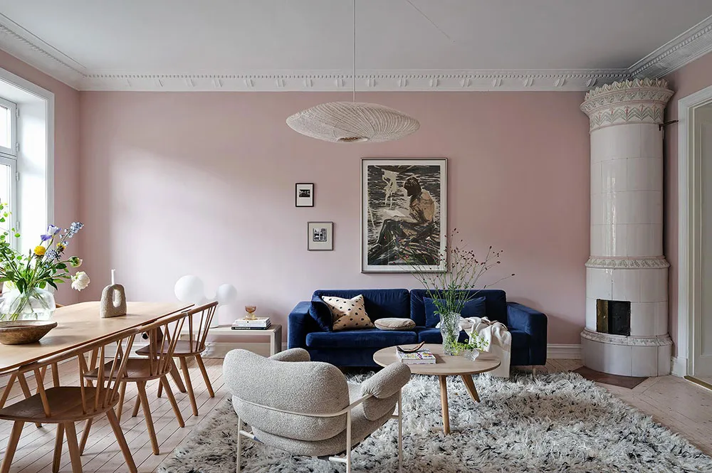 Różowa salon z niebieskim sofą: uroczy skandynawski mieszkanie w centenowym domu (105 m²) - Gallery image 4