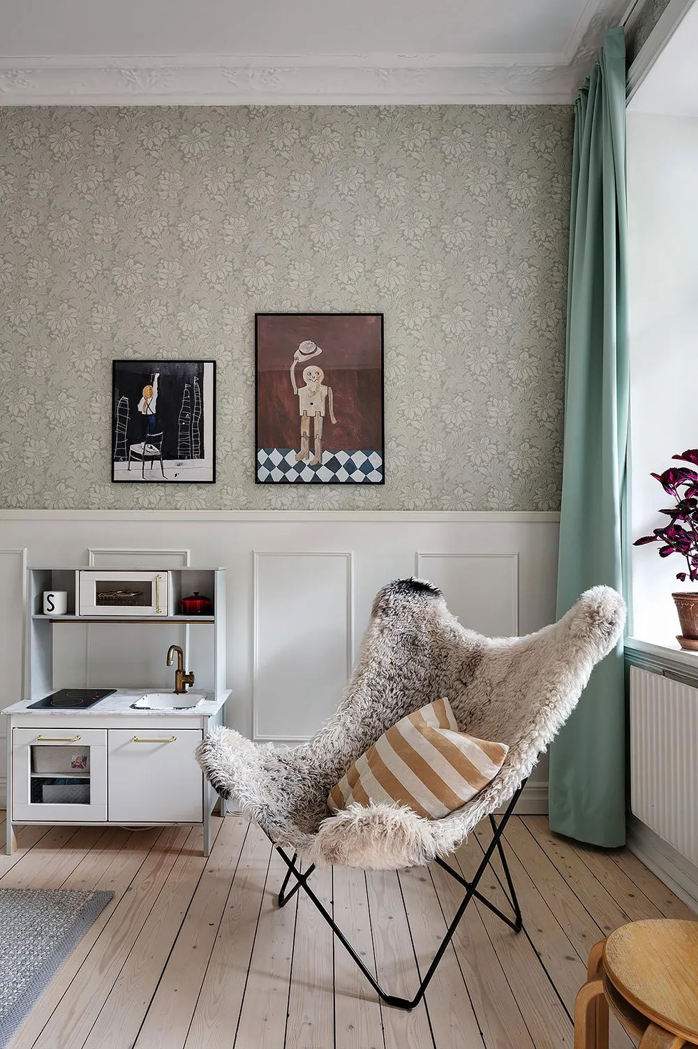 Różowa salon z niebieskim sofą: uroczy skandynawski mieszkanie w centenowym domu (105 m²) - Gallery image 18