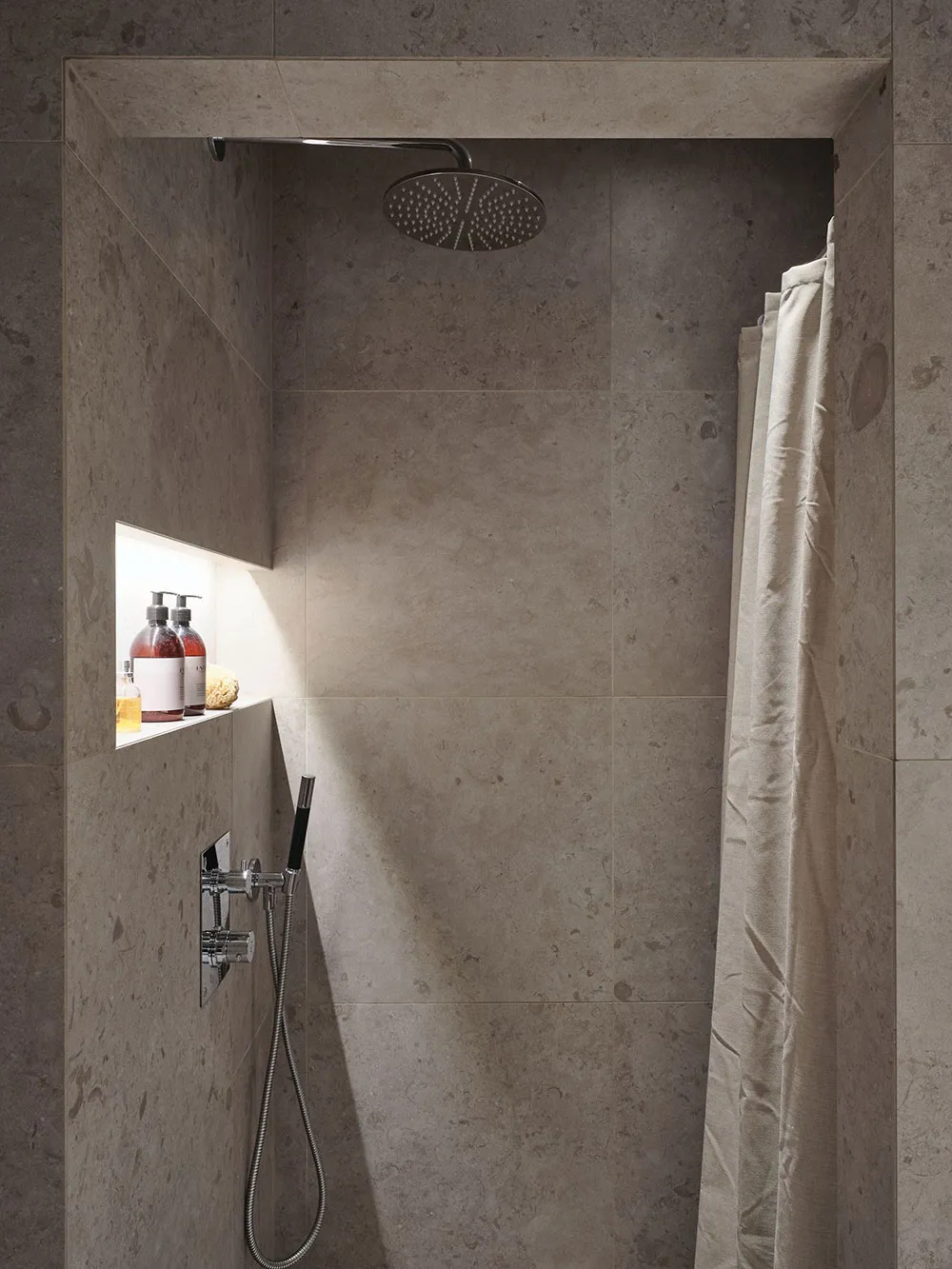 Необычная планировка і мансарда з терасою: приємна скандинавська квартира з інтригою - Gallery image 28