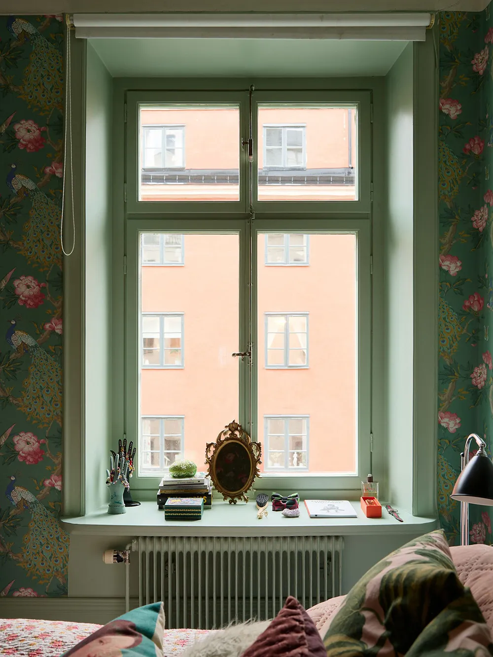Незвичайні фарби та квіткові мотиви: радісний інтер’єр у Стокгольмі - Gallery image 27