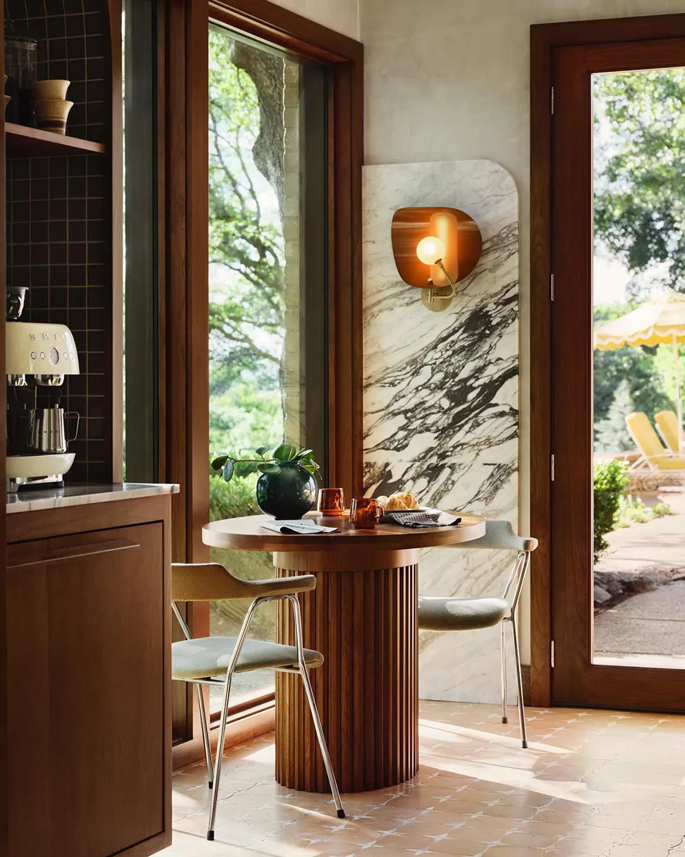 Elegancki dom mid century na tle natury: nowy projekt Joanny i Chipa Gains - Gallery image 8