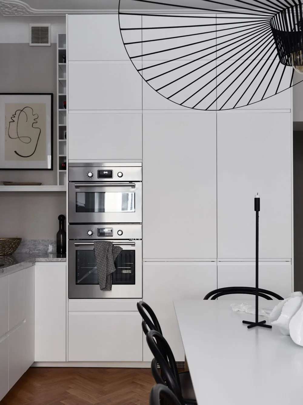 Heller skandinavischer Interior mit elegannten dunklen Akzenten - Gallery image 8