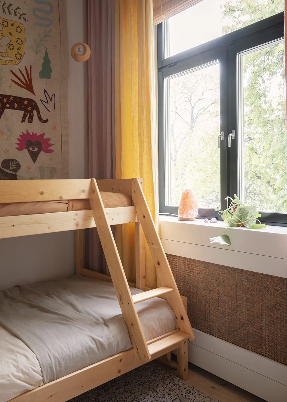 Żółta płytka i otwarty przestrzeń: mieszkanie w byłej szkole w Sztokholmie - Gallery image 20