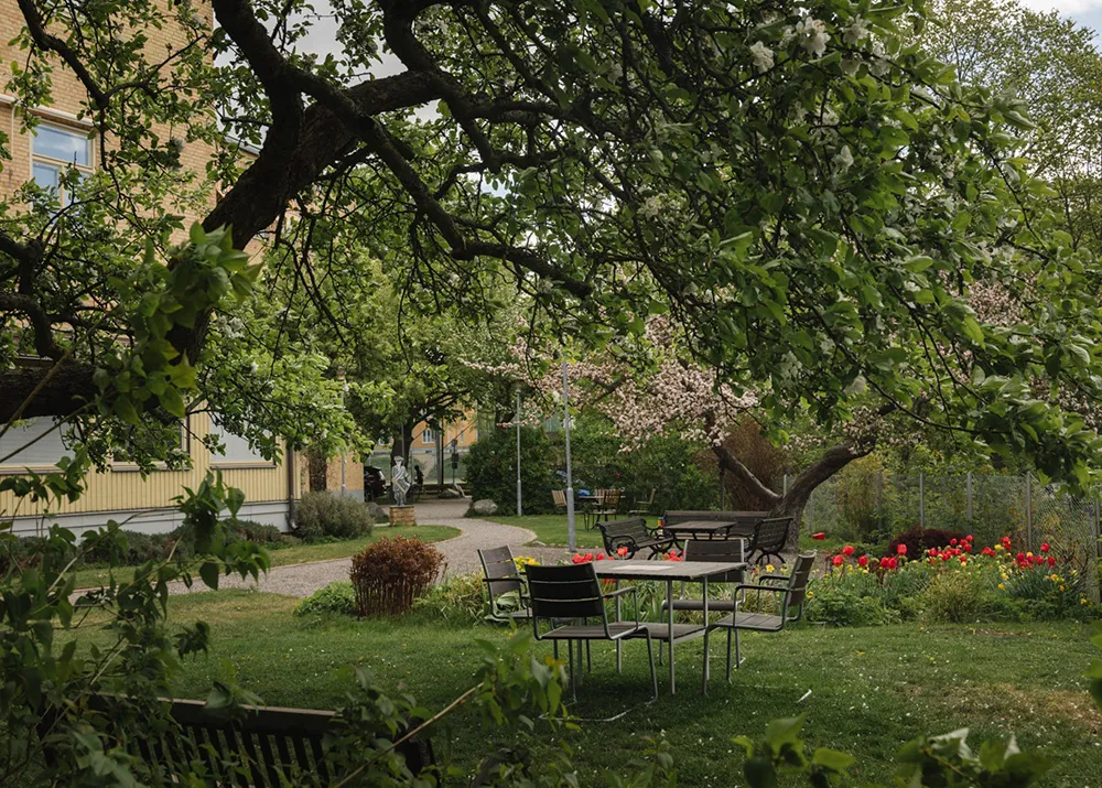 Żółta płytka i otwarty przestrzeń: mieszkanie w byłej szkole w Sztokholmie - Gallery image 31