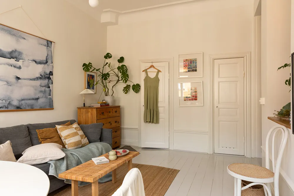 Белый интерьер с синими акцентами: маленькая двушка в Швеции (31 кв. м) - Gallery image 2