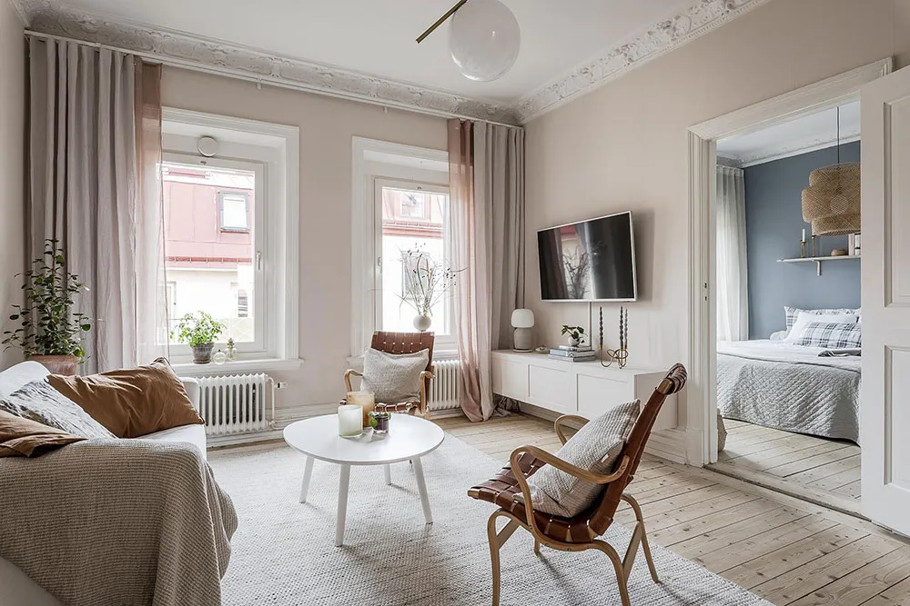 Light and Warm Living Room and Atmosphere Blue Bedroom: Apartment in Gothenburg (52 sqm) - Gallery image 6