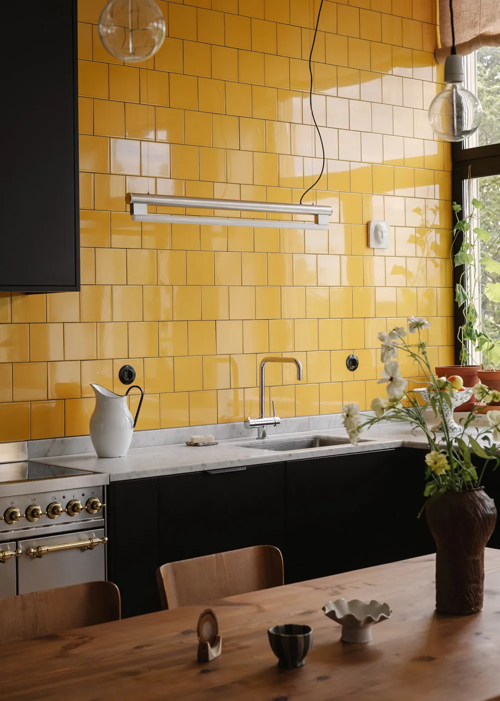 Żółta płytka i otwarty przestrzeń: mieszkanie w byłej szkole w Sztokholmie - Gallery image 2