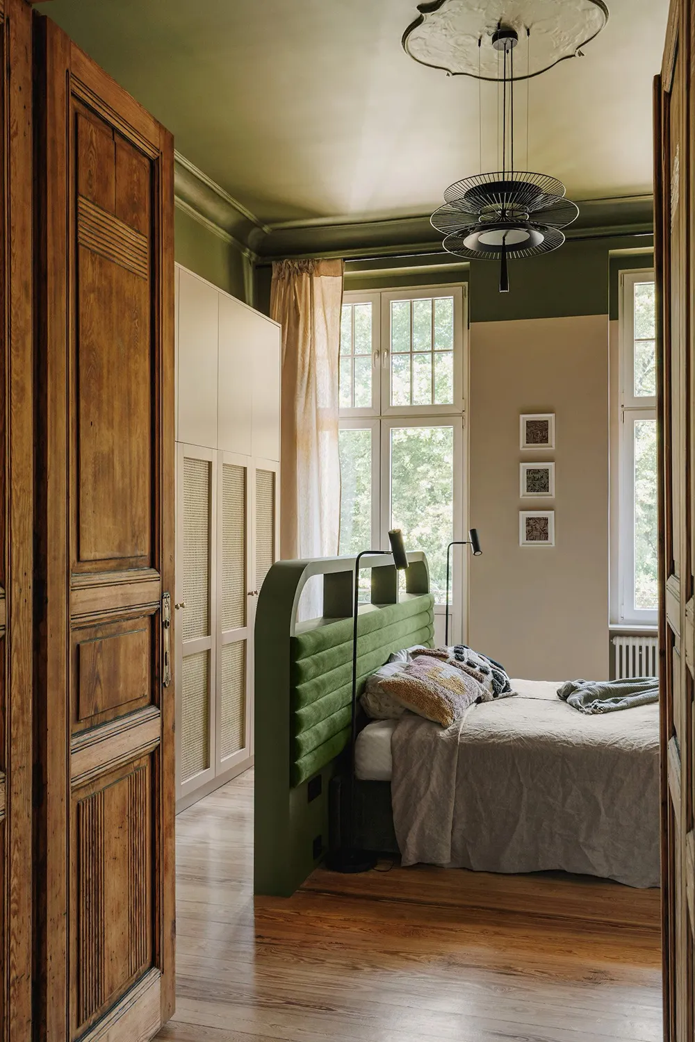 Cocina destacada, puertas vintage y techos altos: apartamento en Wrocław - Gallery image 11