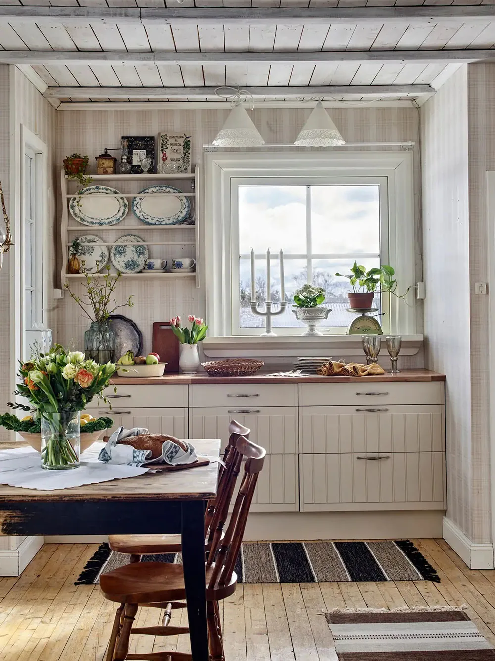 Стіни з обоями та знахідки з блошиних ринків: дача в Швеції - Gallery image 1