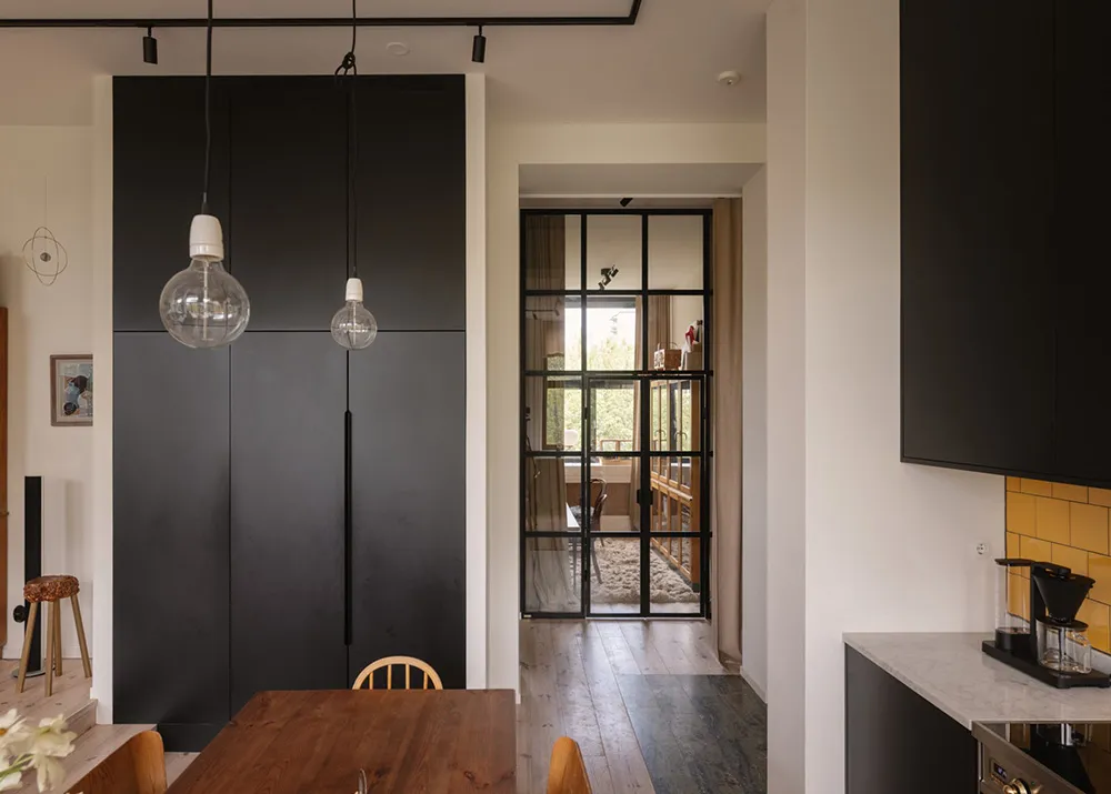 Żółta płytka i otwarty przestrzeń: mieszkanie w byłej szkole w Sztokholmie - Gallery image 10