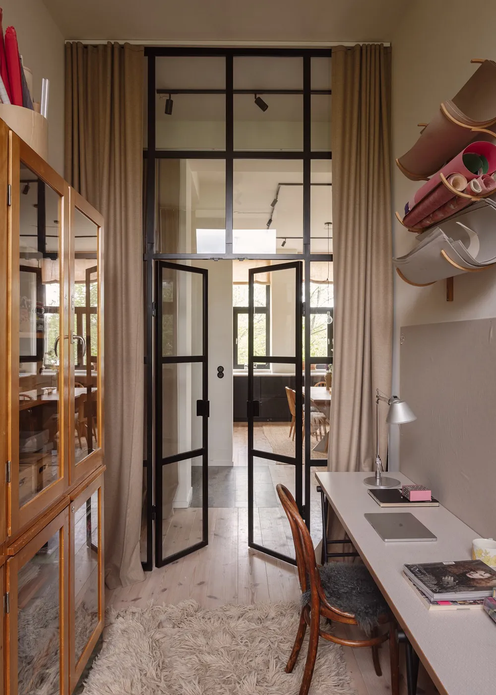 Żółta płytka i otwarty przestrzeń: mieszkanie w byłej szkole w Sztokholmie - Gallery image 18