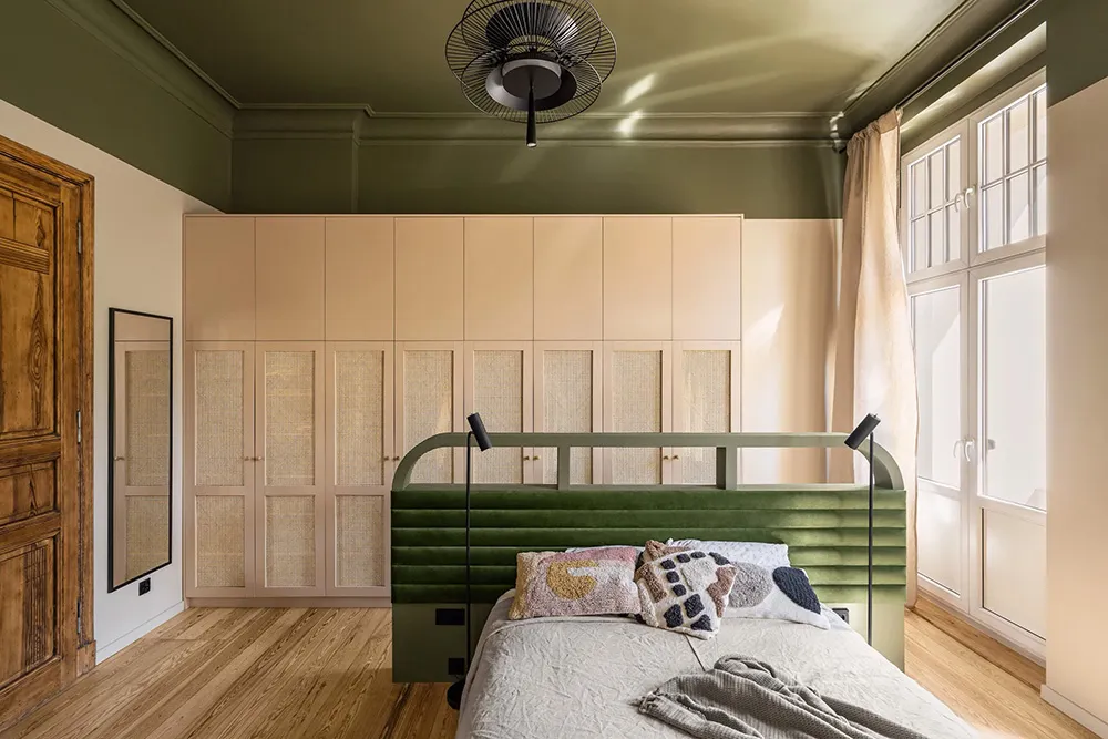 Cocina destacada, puertas vintage y techos altos: apartamento en Wrocław - Gallery image 10